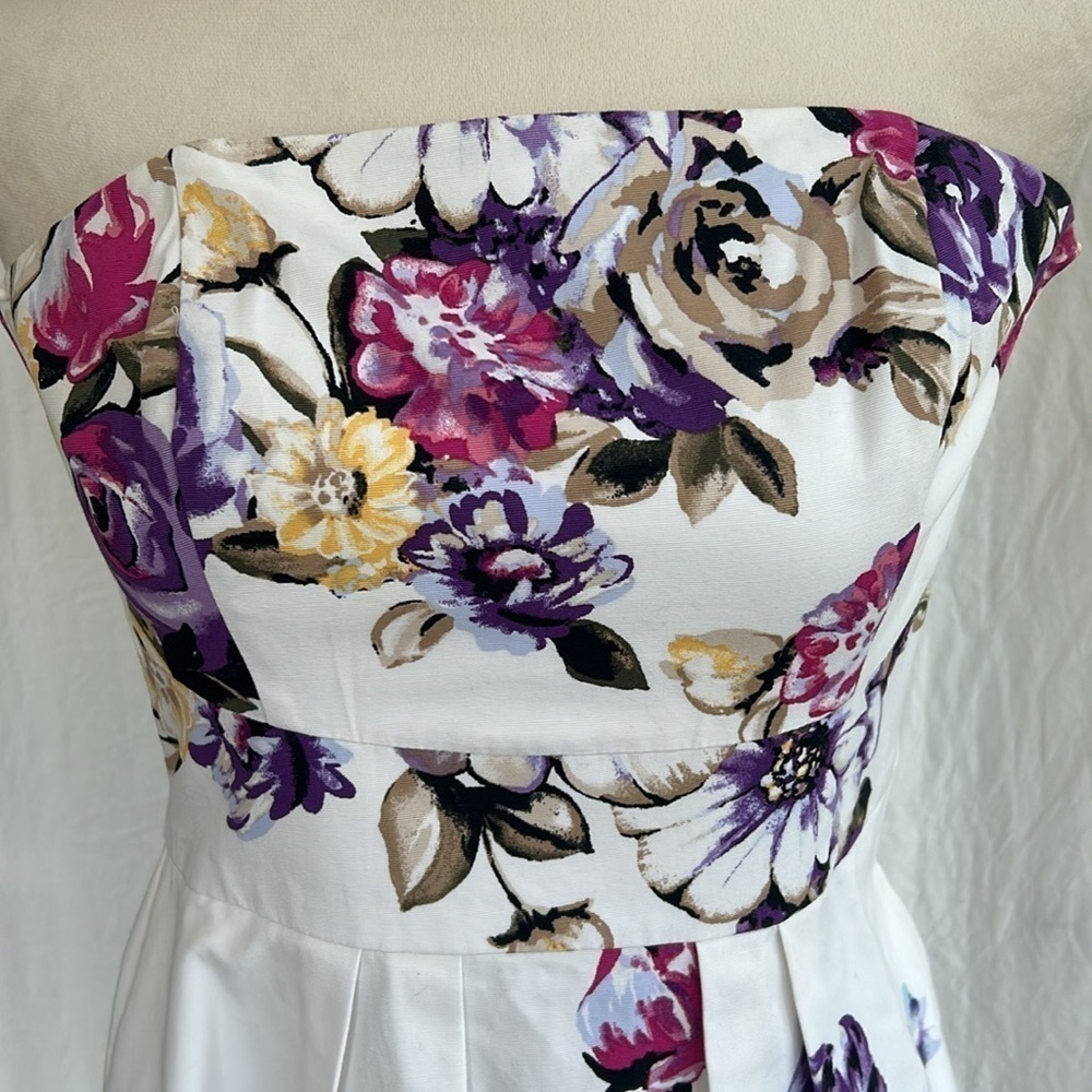 White House Black Market: White Strapless Dress w/ Floral Pattern: Size 0 - Picture 2 of 10